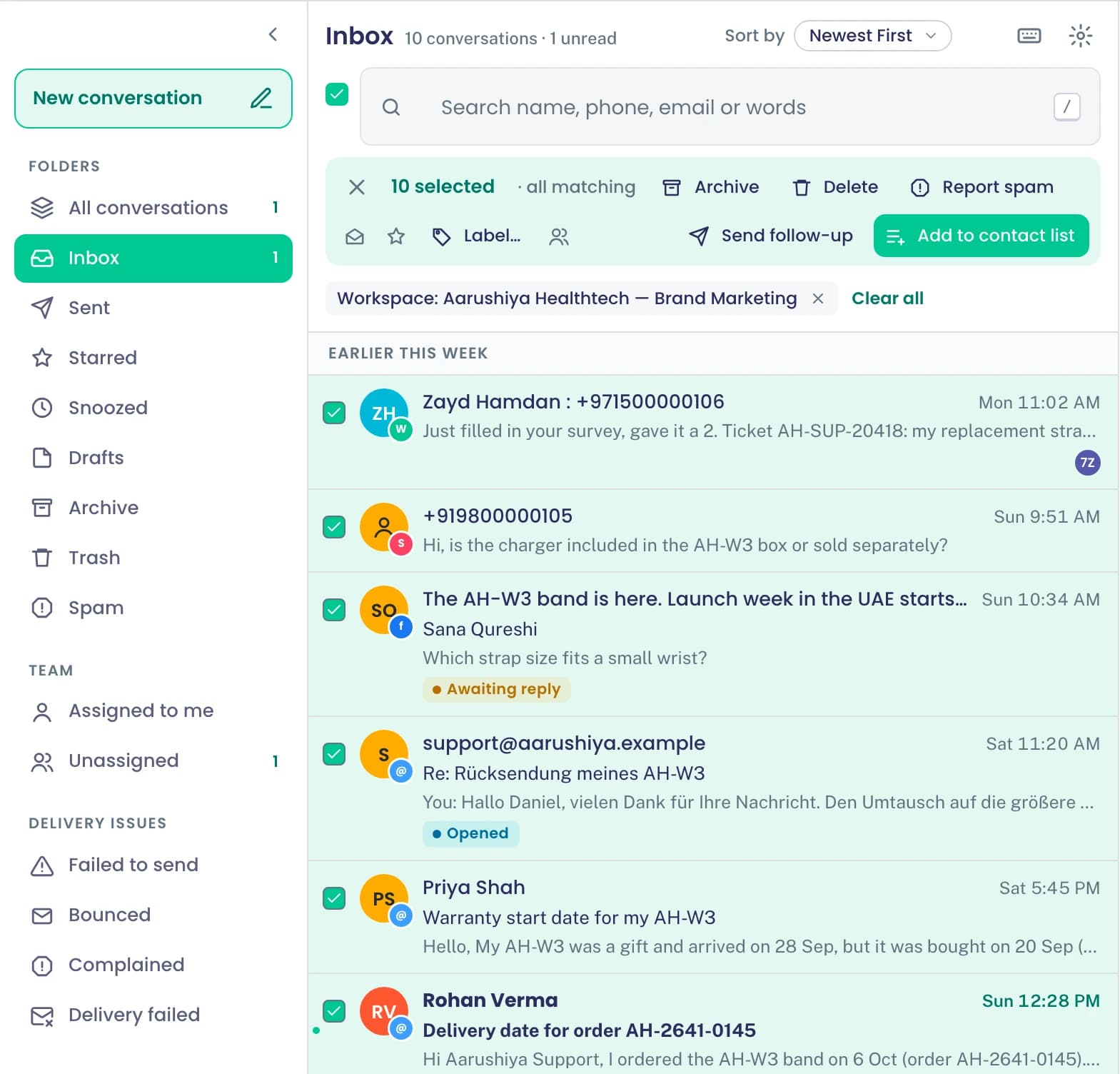 Zehn Konversationen gleichzeitig ausgewählt: archivieren, löschen, als Spam melden, kennzeichnen, zuweisen, eine Nachfassnachricht senden oder zu einer Kontaktliste hinzufügen
