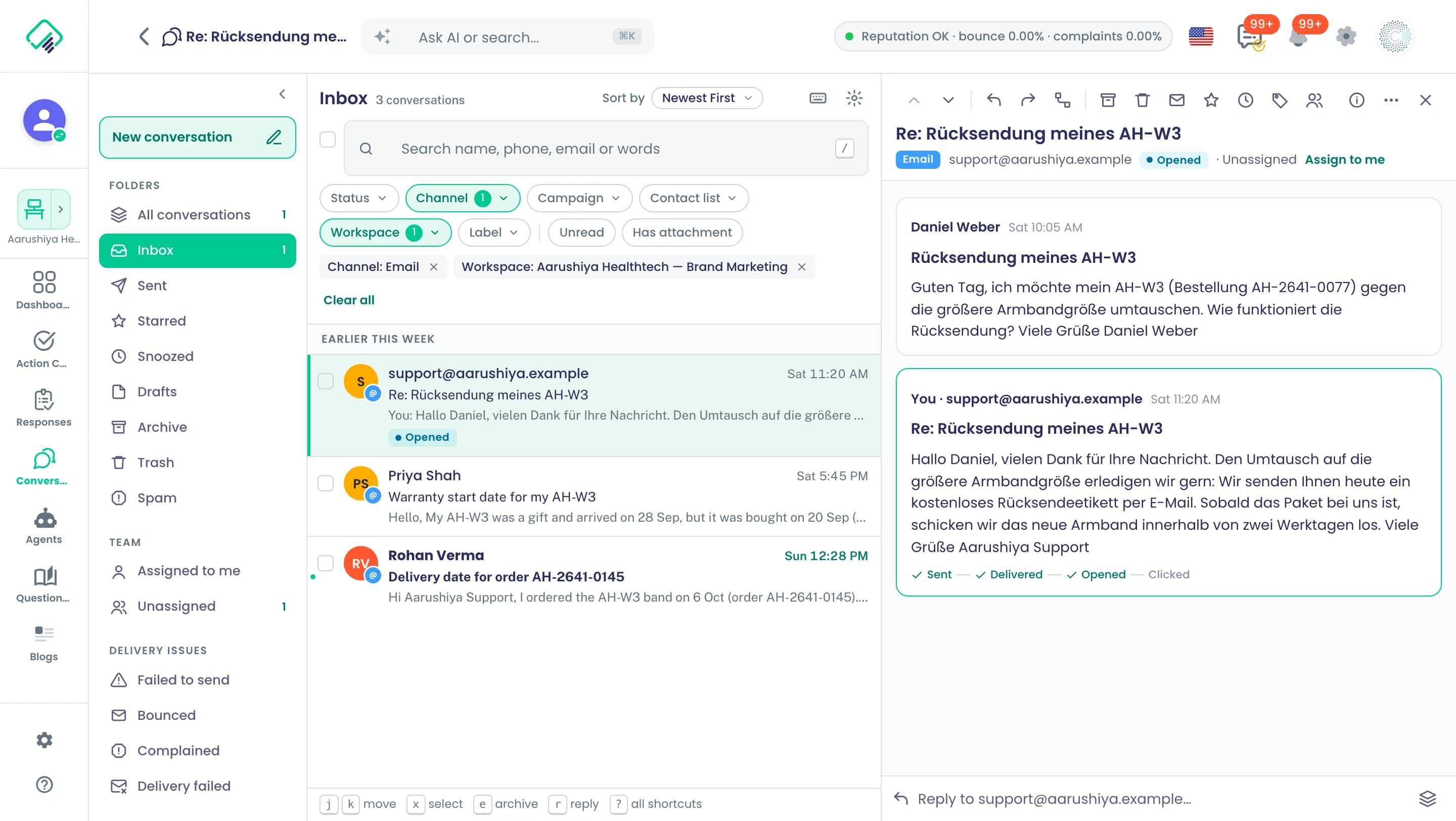 Der Posteingang „Conversations“, gefiltert auf E-Mail, zeigt in der linken Leiste die Ordner „Failed to send“, „Bounced“, „Complained“ und „Delivery failed“, eine geöffnete Antwort auf Deutsch mit der Zeitleiste „Sent“, „Delivered“, „Opened“, „Clicked“ sowie in der oberen Leiste die Kennzeichnung „Reputation OK · bounce 0.00% · complaints 0.00%“.