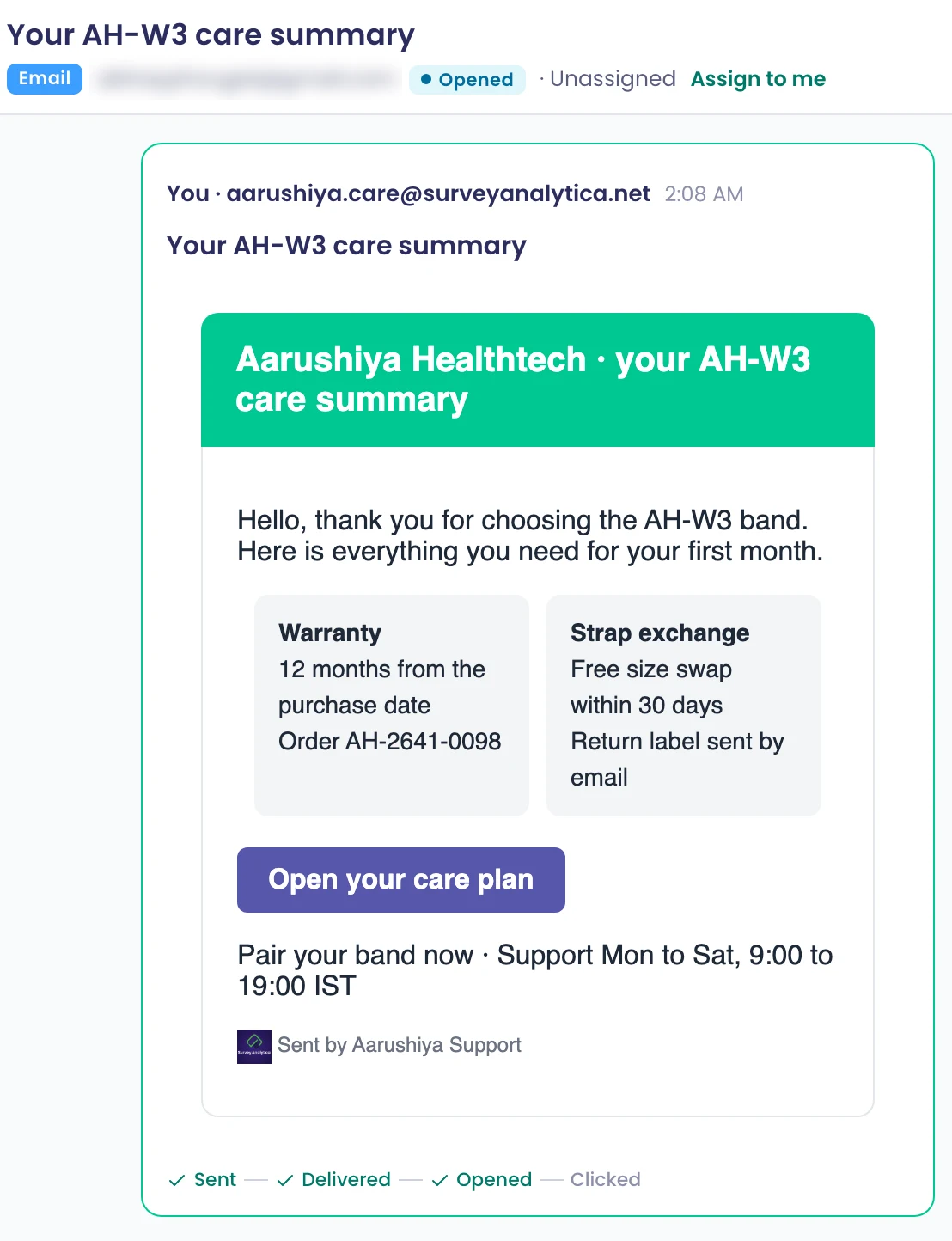 Eine gestaltete HTML-E-Mail im Verlauf des gemeinsamen Posteingangs, dargestellt in einem eigenen abgeschotteten Rahmen: Markenkopf, zweispaltige Tabelle, Button-Link und Bild in der Fußzeile erscheinen wie gestaltet, während Skript, 'javascript:'-Link und eingebettete Ereignis-Handler der E-Mail vor der Anzeige entfernt wurden – der Link 'Pair your band now' ist reiner Text, und nichts in der Nachricht wird ausgeführt.