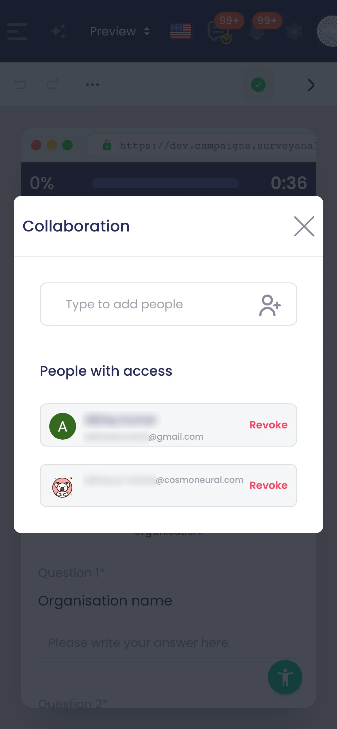 Dialog „Collaboration“, geöffnet aus dem Vorschau-Schritt der Umfrage: Dahinter ist der Vorschau-Link der Umfrage zu sehen, und „People with access“ listet zwei per E-Mail eingeladene Prüfer – einen mit einer externen gmail.com-Adresse und einen mit der eigenen Domain der Organisation, jeweils mit „Revoke“